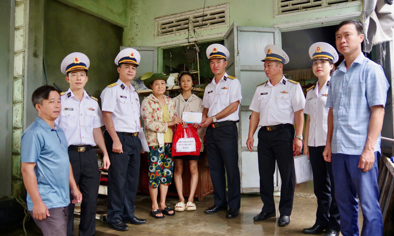 Quân chủng Hải quân hỗ trợ người dân vùng lũ tại Huế và Đà Nẵng