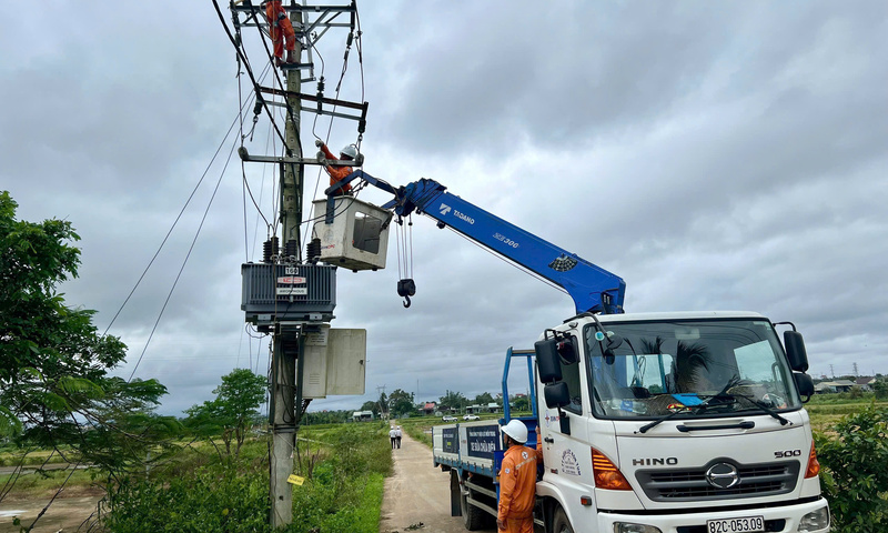 EVNCPC: Cấp điện trở lại cho hơn 555.000 khách hàng sau bão số 13