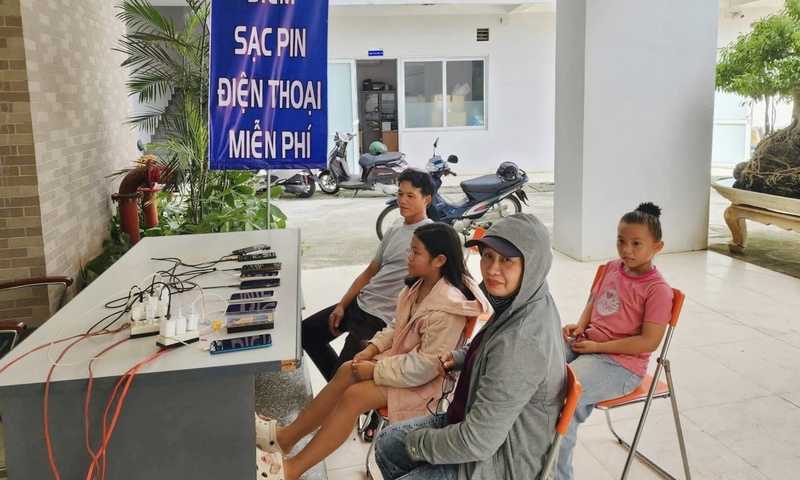 Gia Lai: Ấp áp tình dân từ những điểm sạc pin miễn phí sau bão số 13