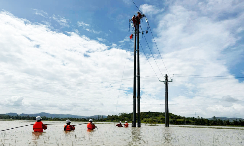 Đắk Lắk: Cán bộ ngành điện ngâm mình dưới nước nối đường dây