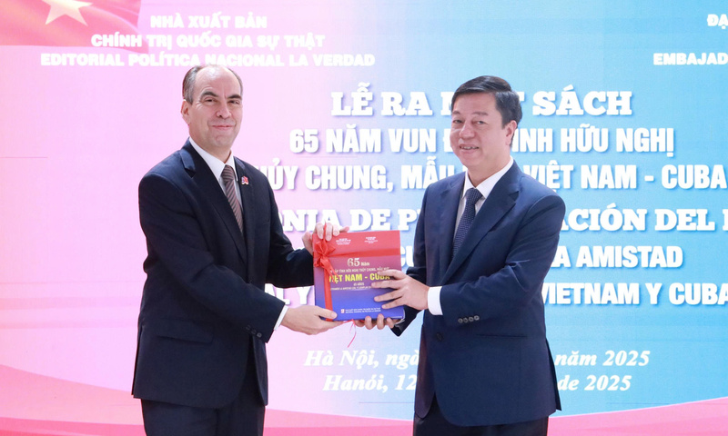  65 năm tình hữu nghị Việt Nam - Cuba qua 200 trang sách