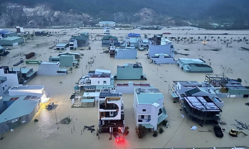 Lũ về nhanh, nhiều nơi ở Gia Lai chìm trong biển nước 