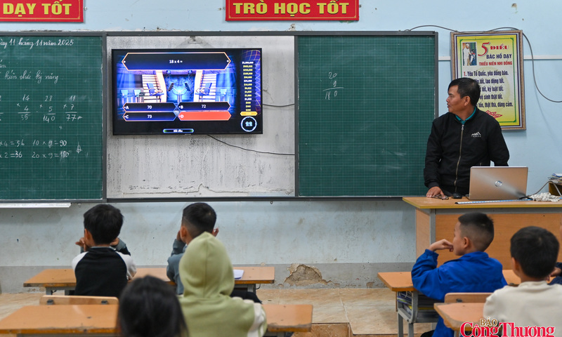 Thầy giáo miền núi mang 'Ai là triệu phú' để dạy học trò bằng công nghệ số