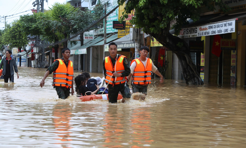 Hàng ngàn cán bộ, chiến sĩ cứu dân với tinh thần 'còn người là còn của'