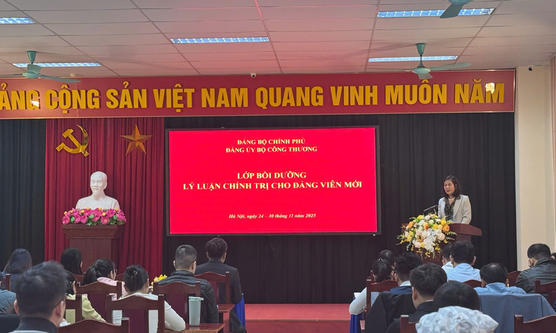 Khai mạc Lớp bồi dưỡng lý luận chính trị dành cho đảng viên mới 