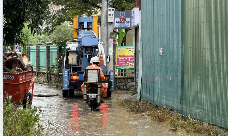 Điện lực Khánh Hòa khẩn trương khôi phục điện sau mưa lũ lịch sử
