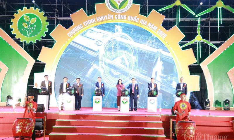 Khai mạc Hội chợ triển lãm hàng công nghiệp nông thôn năm 2025