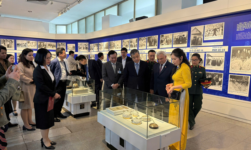 Trưng bày ‘Dấu chân Hồ Chí Minh trên quê hương Cách mạng tháng Mười’