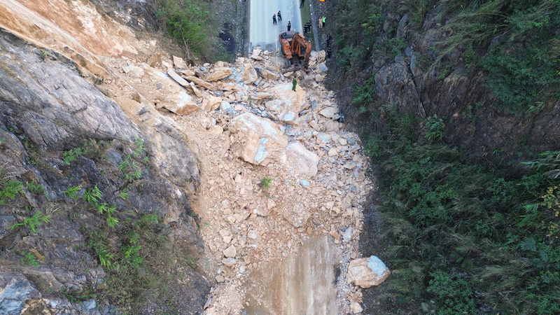 Tìm được 2 thi thể trong vụ sạt lở đất đá trên Quốc lộ 6 