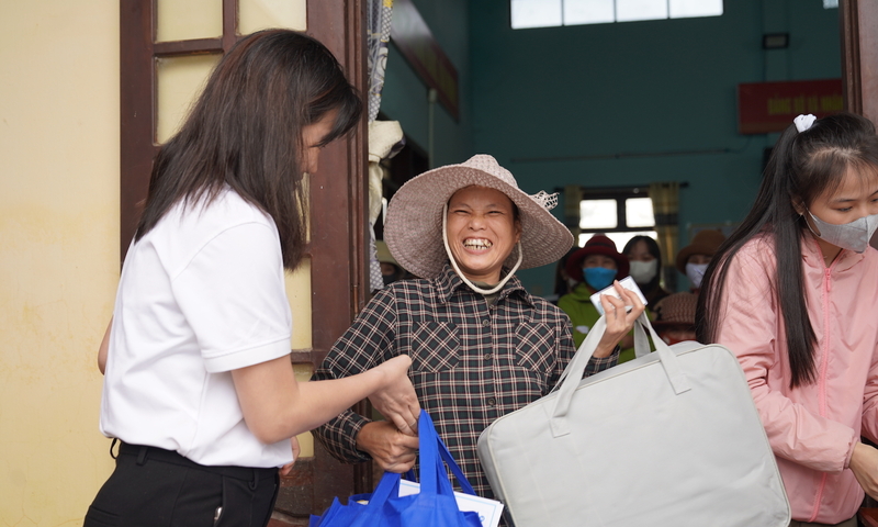 Đà Nẵng: Trao sinh kế cho hộ nghèo