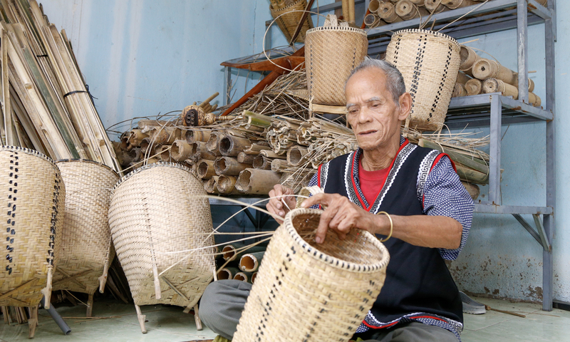 Nghệ nhân Mấu Hồng Thái: Giữ nghề, dựng thương hiệu từ niềm tin đồng bào