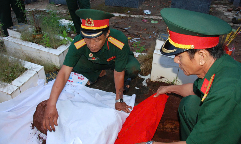 Vợ chồng cựu chiến binh lặng lẽ đi tìm kiếm đưa đồng đội trở về