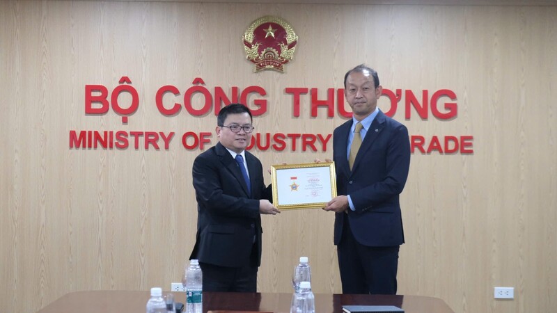 Bộ Công Thương tặng Kỷ niệm chương cho Tổng giám đốc Toyota Việt Nam 