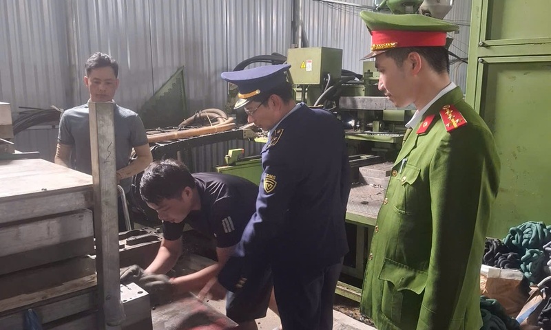 Thanh Hóa: Bắt giữ 7.000 đôi dép giả mạo nhãn hiệu Adidas