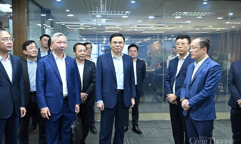 Quyền Bộ trưởng Bộ Công Thương Lê Mạnh Hùng làm việc với NSMO