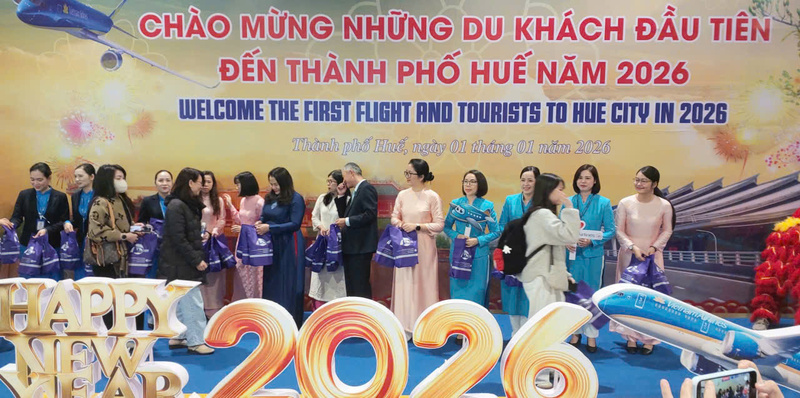 Huế chào đón du khách đầu tiên năm 2026 bằng đường hàng không, hàng hải