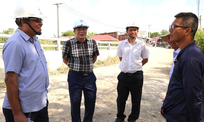 Chùm ảnh: Ngành điện miền Nam bám công trường, làm việc xuyên Tết