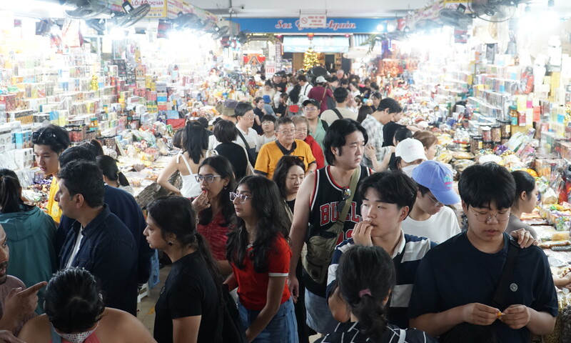 Du khách chen chân thưởng thức đặc sản Đà Nẵng tại chợ truyền thống