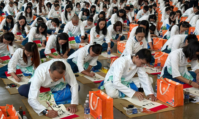 TP. Hồ Chí Minh: Màn đồng diễn nghệ thuật quy tụ hơn 1.000 thư pháp gia