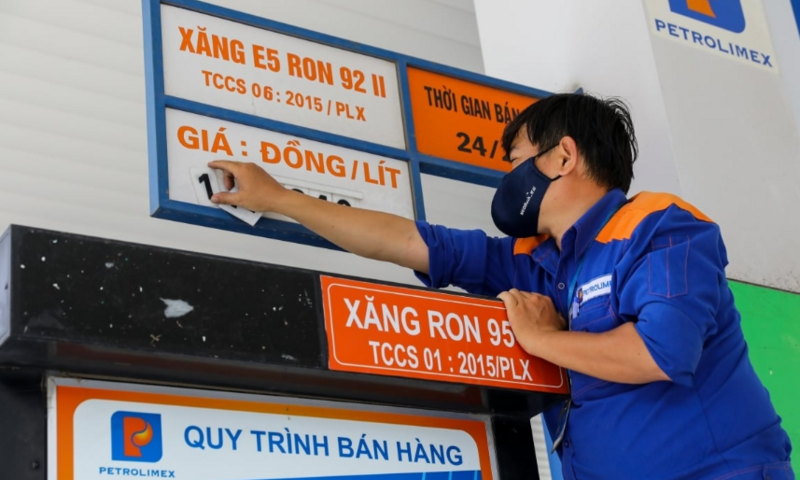 Giá xăng tiếp tục giảm, về sát mốc 18.000 đồng/lít