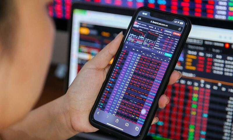 VN-Index rơi gần 30 điểm, cổ phiếu dầu khí, ngân hàng quốc doanh 'gồng gánh'