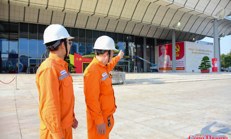 Những 'người thợ áo cam' sẵn sàng ứng trực, đảm bảo điện cho Đại hội XIV của Đảng