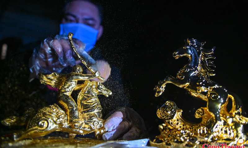 Linh vật 'Hí Phù Thiên' dát vàng  hút khách dịp Tết