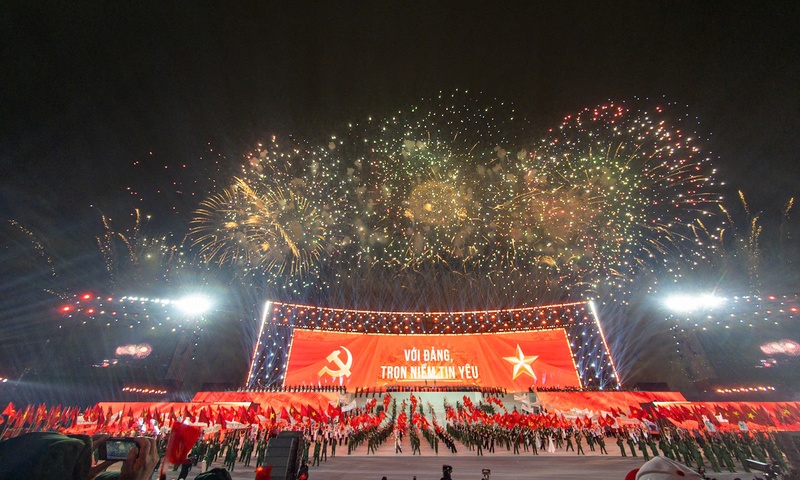 Khi trái tim dân tộc hoà chung nhịp đập 'Dưới lá cờ vẻ vang của Đảng'