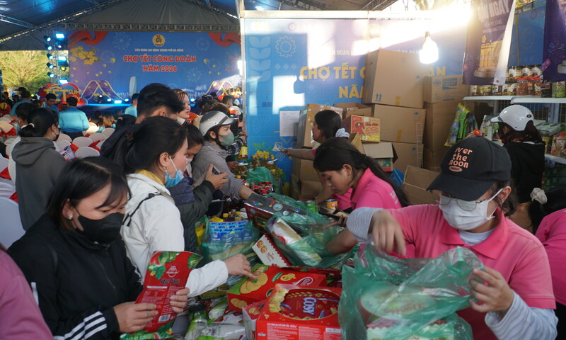 Đà Nẵng: Công nhân khu công nghiệp háo hức đi Chợ tết Công đoàn