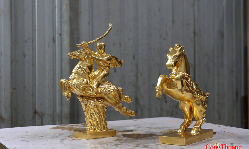 Linh vật ngựa dát vàng hút khách dịp tết Bính Ngọ 2026