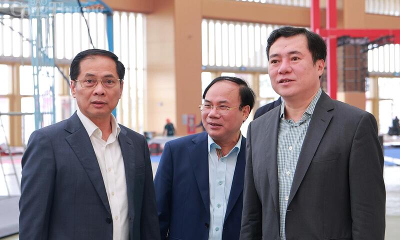 Chùm ảnh: Phó Thủ tướng Bùi Thanh Sơn kiểm tra tiến độ Hội chợ Mùa Xuân 2026