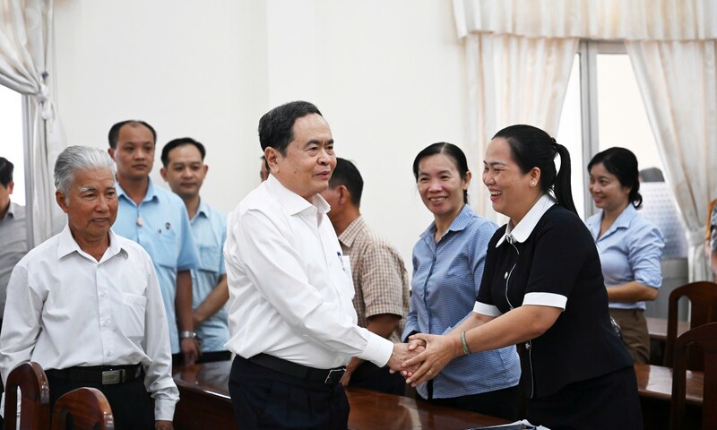 Chủ tịch Quốc hội thăm, tặng quà gia đình chính sách nhân dịp Tết 