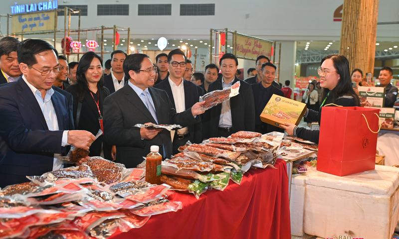 Hội chợ Mùa Xuân: Thủ tướng thăm, động viên tiểu thương, doanh nghiệp 