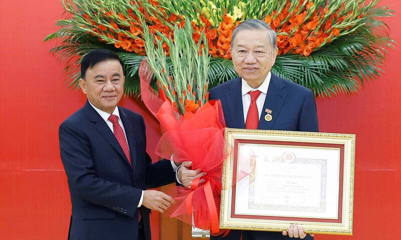  Trao Huy hiệu 45 năm tuổi Đảng tặng Tổng Bí thư Tô Lâm