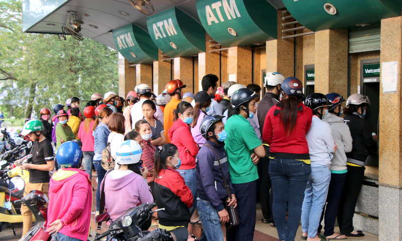 Ngân hàng qua thời 'gồng mình' tiếp quỹ ATM ngày cận Tết