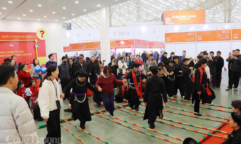 Nhảy sạp sôi động, thu hút khán giả tại Hội chợ Mùa Xuân 2026