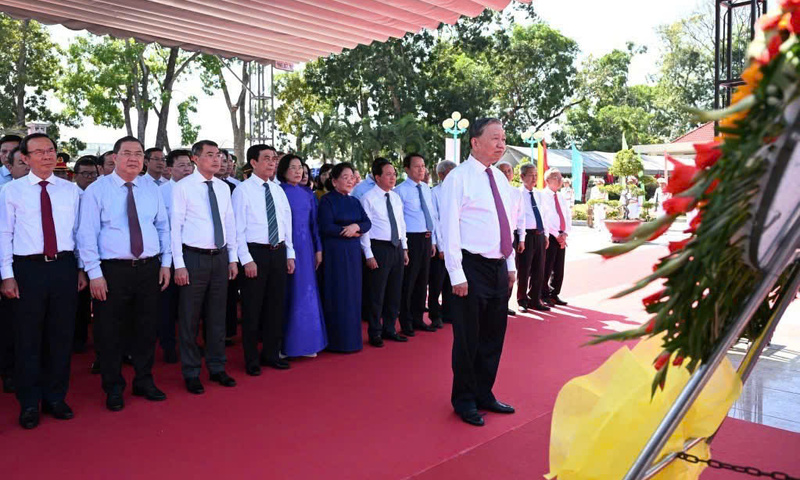 Tổng Bí thư Tô Lâm dâng hương tri ân liệt sĩ tại Tây Ninh