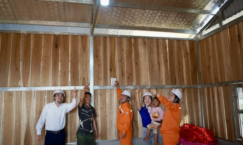 Điện lực Lai Châu: Đưa ánh sáng về bản xa trước thềm xuân mới