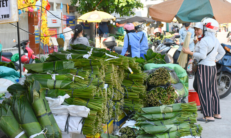 TP. Hồ Chí Minh: Phiên chợ lá dong Ông Tạ nhộn nhịp ngày cận Tết