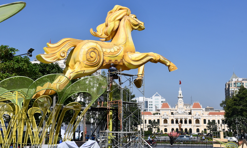 Lộ diện linh vật ngựa khổng lồ đường hoa Nguyễn Huệ tết Bính Ngọ 2026