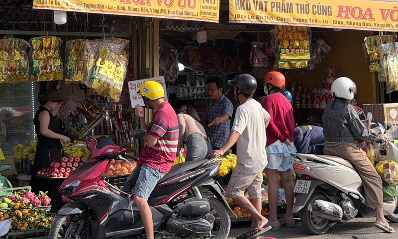 TP. Hồ Chí Minh: Chợ truyền thống nhộn nhịp ngày tiễn ông Táo về trời