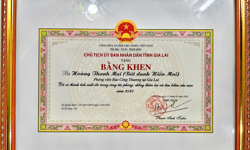 Chủ tịch UBND tỉnh Gia Lai tặng bằng khen cho phóng viên Báo Công Thương