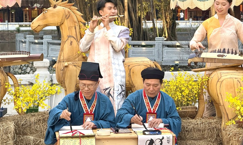 Hội chữ Xuân Bính Ngọ 2026 mở cửa đón giao thừa