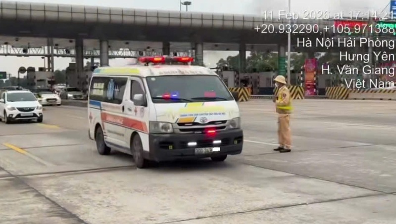Cảnh sát giao thông xử lý xe cứu thương hoạt động sai quy định