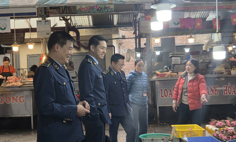 Quản lý thị trường Hà Nội xuống địa bàn kiểm soát thực tế ngày cận Tết