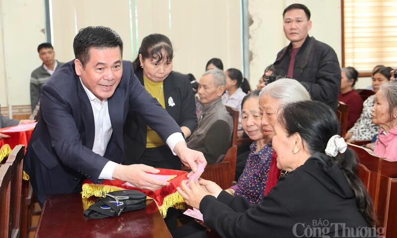 Phó Bí thư Đảng ủy Quốc hội Nguyễn Hồng Diên trao quà cho người dân khó khăn tại Hưng Yên