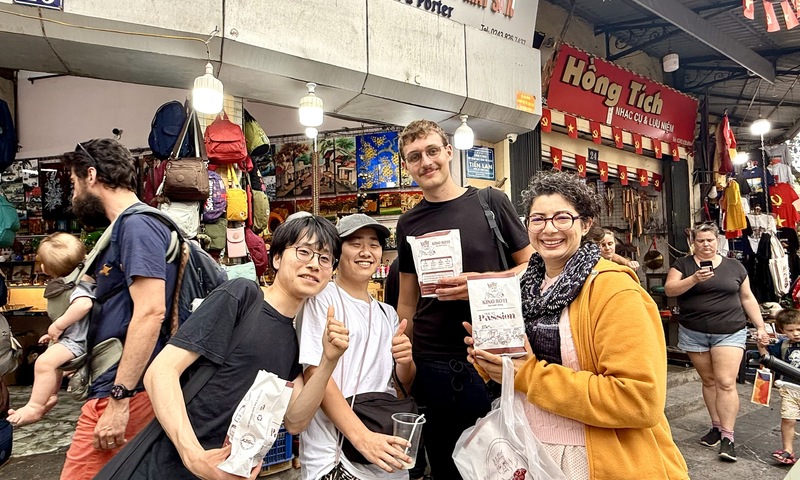 Khách du lịch quốc tế ấn tượng trước không khí Tết cổ truyền Việt Nam