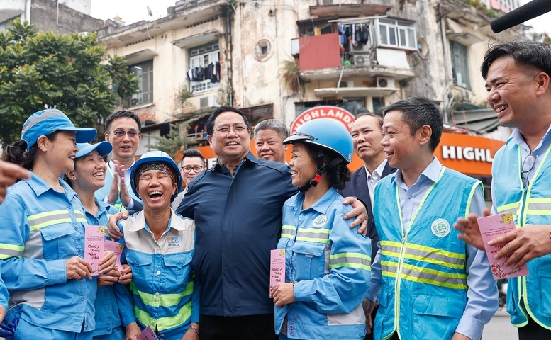 Thủ tướng Phạm Minh Chính cảm ơn, tặng quà công nhân vệ sinh môi trường tại Thủ đô