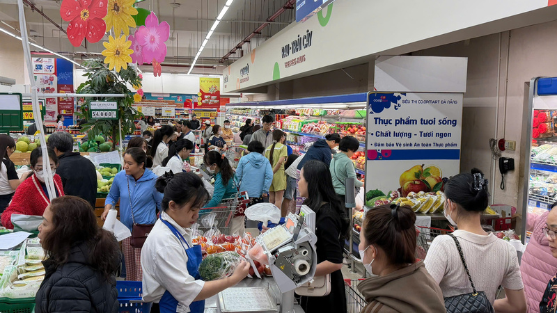 Đà Nẵng: Sức mua tăng mạnh, người dân 'chen chân' sắm Tết