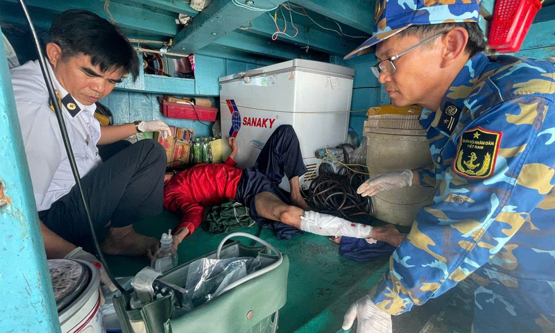 Nhà giàn DK1/10 cấp cứu ngư dân gặp nạn trên biển